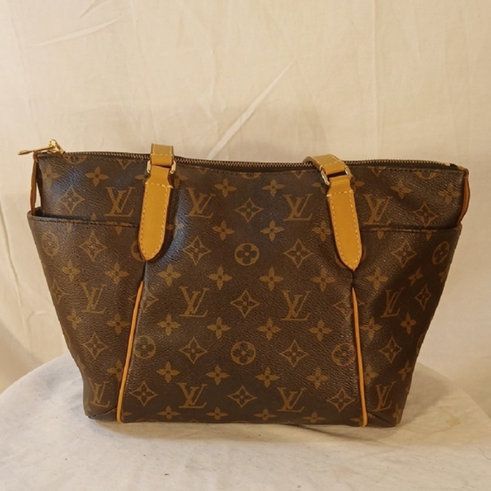 Stunning Louis Vuitton Monogram Shoulder Bag